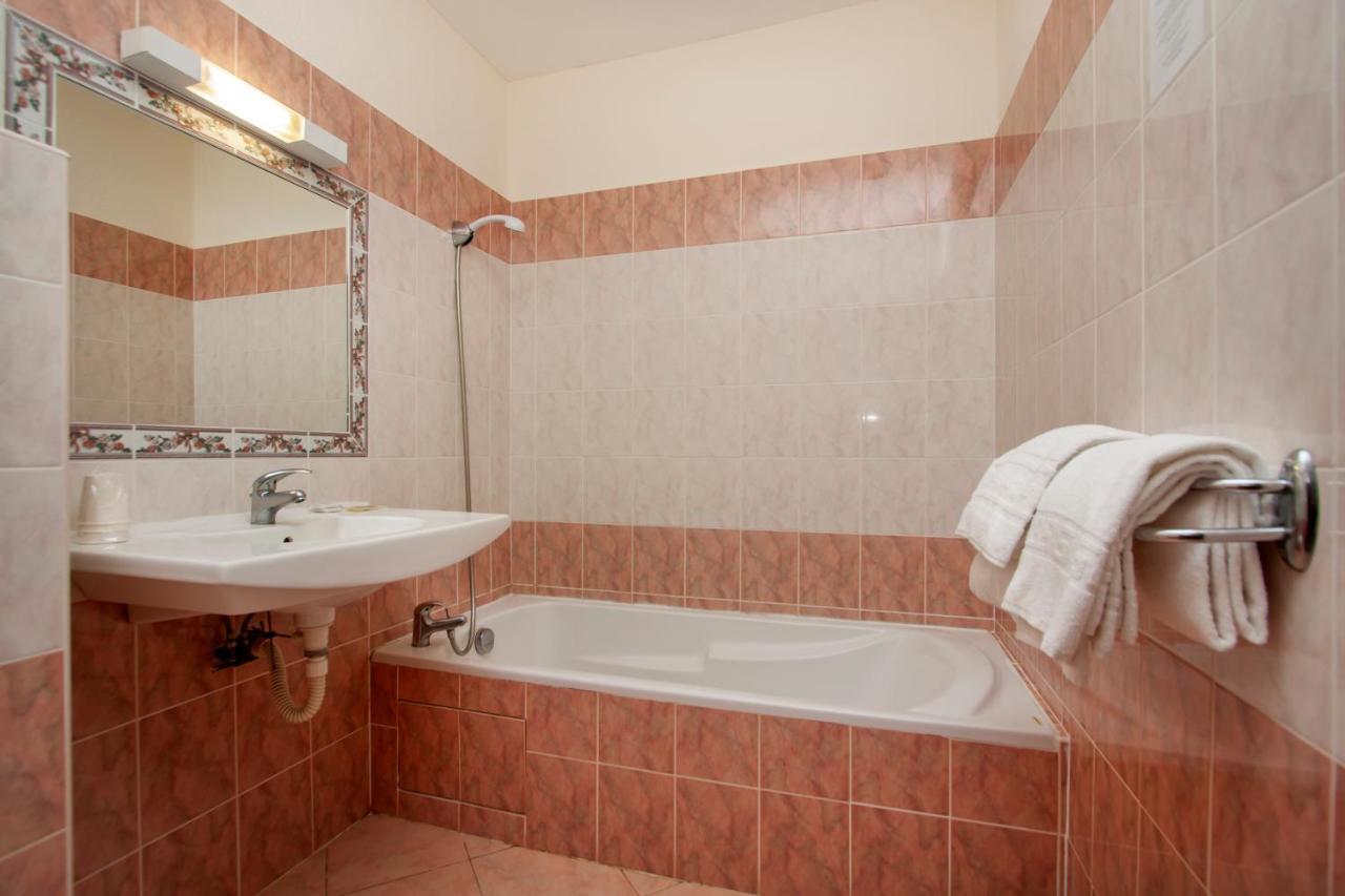 Hotel Arcu Di Sole Ольмето Екстер'єр фото